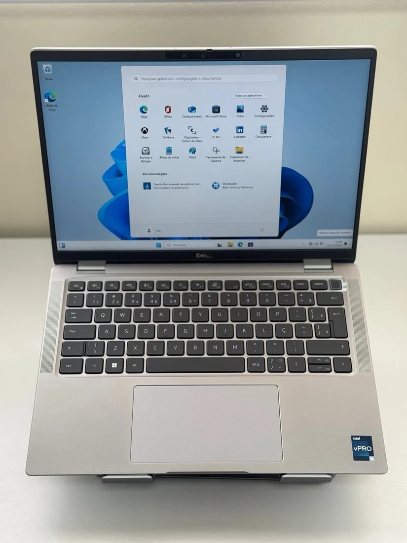 Notebook Dell Latitude aberto, visto de frente, com Windows em execução.